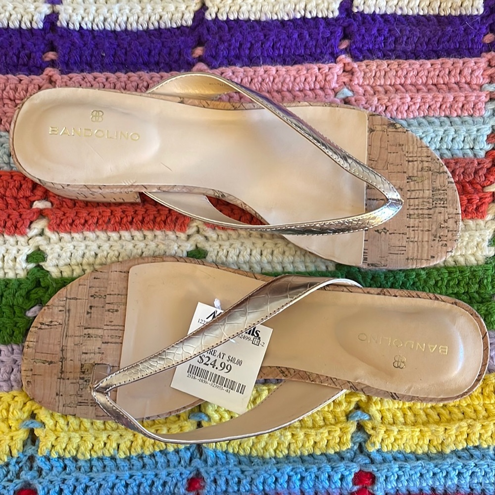Size 8.5 Bandolino Flii flops with small heel. NWT!💕🩴